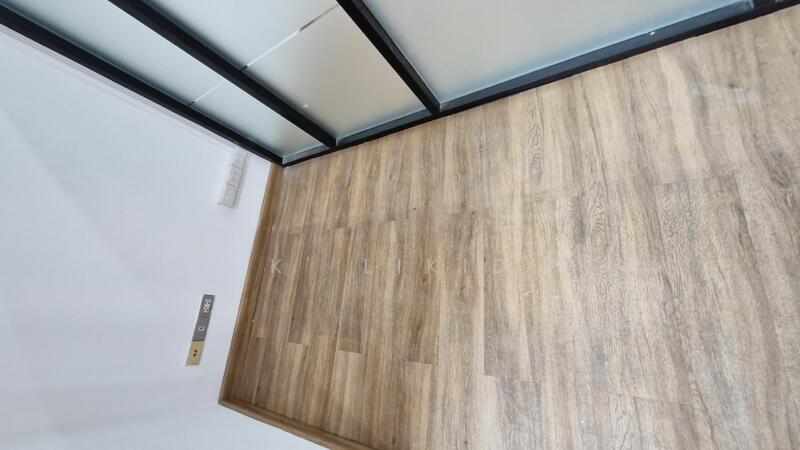 พื้นปูด้วยกระเบื้องยาง