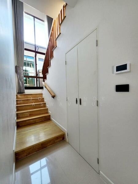 Burasiri Krungthep Kreetha, Bangkok, 95 Soi Pracha Ruam Chai, Hua Mak, Bang Kapi, Bangkok, 4 Bedrooms, 330 sqm, Single Detached House For Rent, by Jomchanok Aswavibul, 11784537 - DDproperty.com