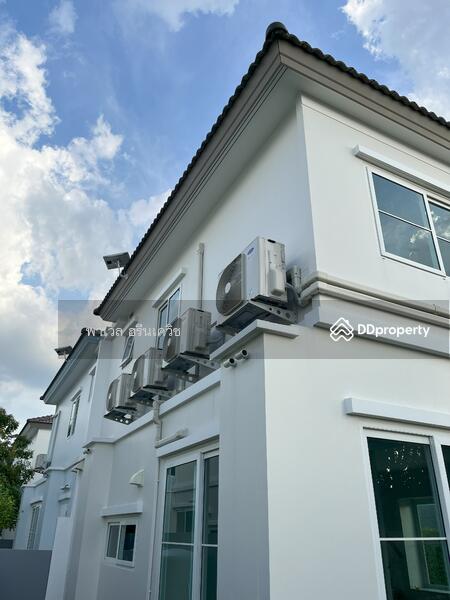 เครื่องปรับอากาศ 4 ตัวระดับพรีเมียมและประสิทธิภาพสูงสุด ติดตั้งไว้ด้านหลังเพื่อความสอดคล้องและความสว