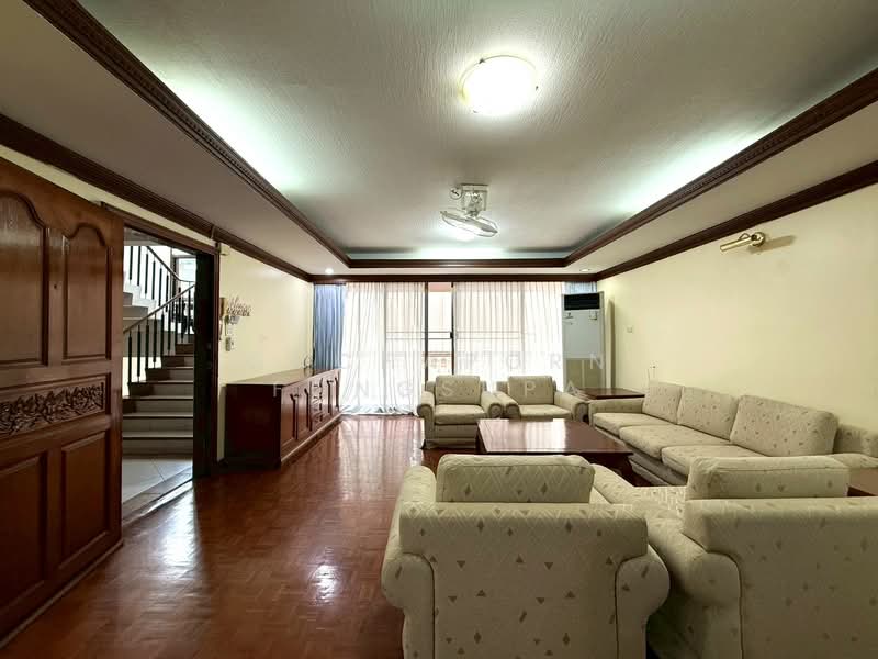 Apartment at Sukhumvit 26, Bangkok, Khlong Tan Nua, Watthana, Bangkok, 3 Bedrooms, 250 sqm, Apartment For Rent, by Gochaporn Fongsupa, 11793751 - DDproperty.com