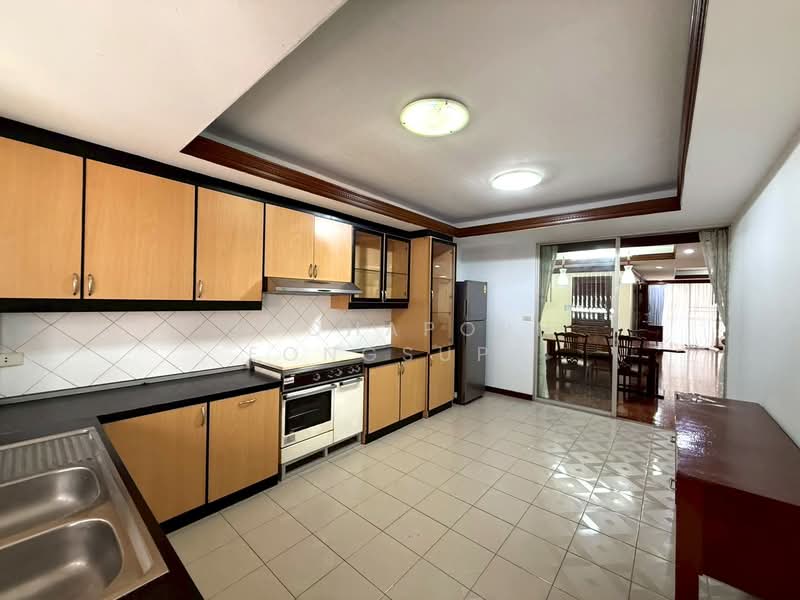 Apartment at Sukhumvit 26, กรุงเทพ, คลองตันเหนือ, วัฒนา, กรุงเทพ, 250 ตร.ม., อพาร์ทเมนท์ ให้เช่า, โดย Gochaporn Fongsupa, 11793751 - DDproperty.com