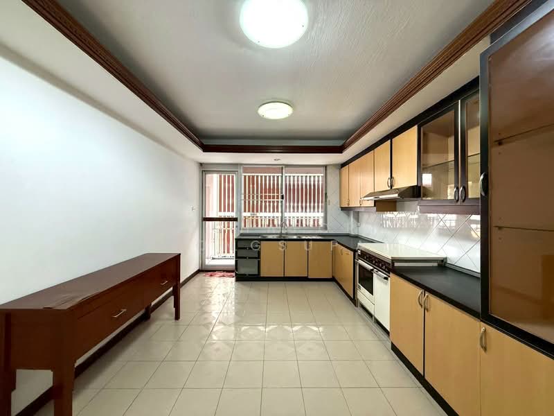 Apartment at Sukhumvit 26, Bangkok, Khlong Tan Nua, Watthana, Bangkok, 3 Bedrooms, 250 sqm, Apartment For Rent, by Gochaporn Fongsupa, 11793751 - DDproperty.com
