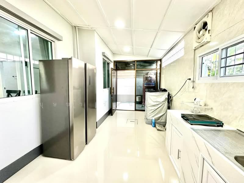 ทำเลซอยคุ้มเกล้า 39 ให้เช่าบ้านเดี่ยว 2 ชั้น รีโนเวทใหม่ แต่งครบ พร้อมอยู่จดทะเบียนบริษัทได้, Bangkok, คุ้มเกล้า, Lam Pla Tiew, Lat Krabang, Bangkok, 3 Bedrooms, 200 sqm, Single Detached House For Rent, by บุษบา รัตนวงษ์ชัย, 11799161 - DDproperty.com