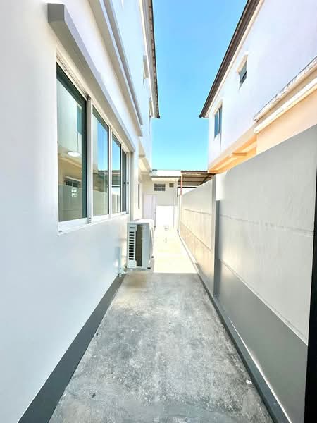 ทำเลซอยคุ้มเกล้า 39 ให้เช่าบ้านเดี่ยว 2 ชั้น รีโนเวทใหม่ แต่งครบ พร้อมอยู่จดทะเบียนบริษัทได้, Bangkok, คุ้มเกล้า, Lam Pla Tiew, Lat Krabang, Bangkok, 3 Bedrooms, 200 sqm, Single Detached House For Rent, by บุษบา รัตนวงษ์ชัย, 11799161 - DDproperty.com