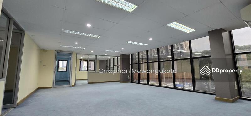 ให้เช่า - พื้ันที่ 120 ตรม. ชั้น 6 และ 8 ในอาคาร ติดถนนสาทร วิวเมือง, กรุงเทพ