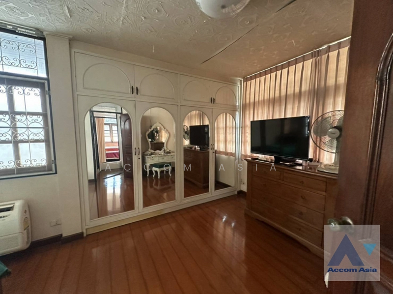 House for Sale in Sukhumvit, Bangkok near BTS Ekkamai, Bangkok, Phra Kanong Nua, Watthana, Bangkok, 4 Bedrooms, 270 sqm, Single Detached House For Sale, by Accom Asia, 11800918 - DDproperty.com