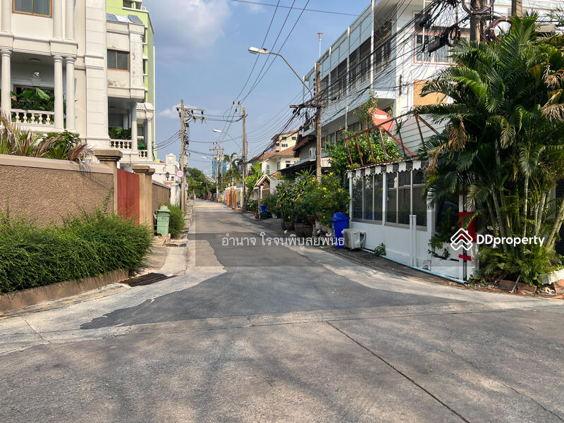 ถนนในซอยพหลโยธิน 24 แยก 8 บรรยากาศชุมชน บ้านพักอาศัยสองข้างทาง