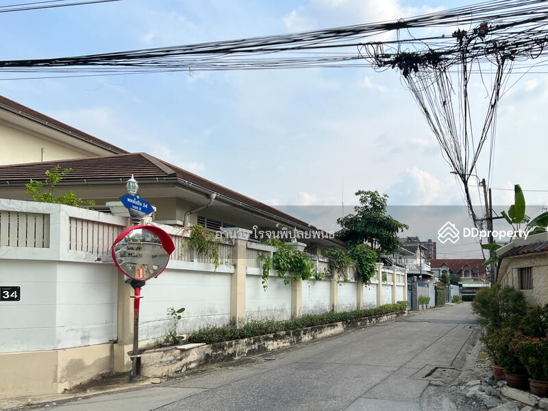บรรยากาศชุมชน บ้านพักอาศัยสองข้างทาง ในซอยพหลโยธิน 24 แยก 8 