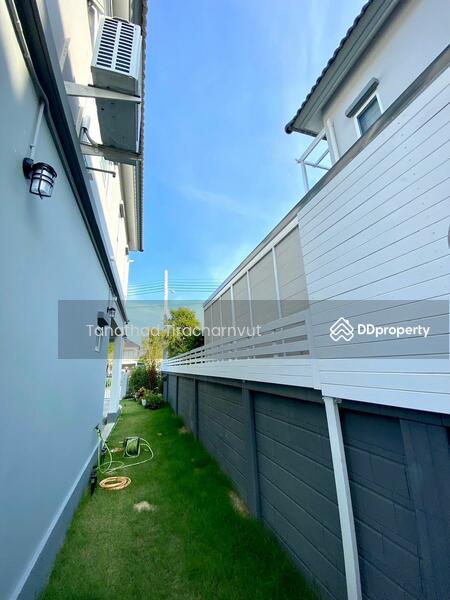 ข้างบ้านต่อเติมระแนงบังสายตาเรียบร้อย พร้อมไฟรอบบ้าน