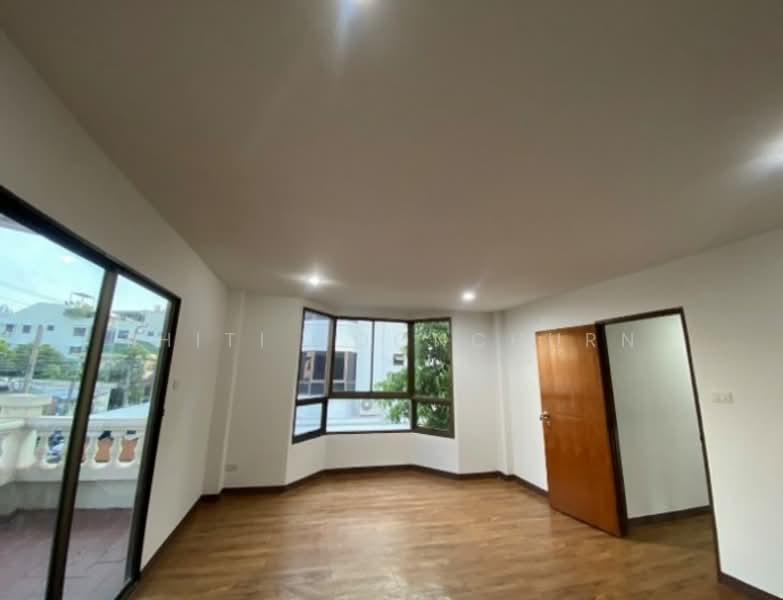 Sriwara Town in Town, Bangkok, Sriwara Road, Phlapphla, Wang Thonglang, Bangkok, 4 Bedrooms, 250 sqm, Townhouse For Rent, by Thiti Boonchurn, 11811295 - DDproperty.com