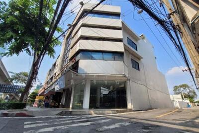 ขาย - ขายขาดพื้นที่อาคารสำนักงานเพื่อการลงทุน บนถนนสุขุมวิท ใกล้ BTS บางจาก, กรุงเทพ