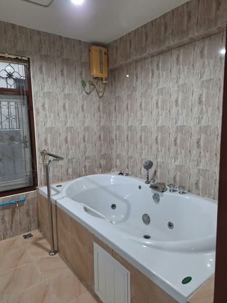 HouHouse for rent, 2 floors, 6 bedrooms, Soi Sukhumvit 71 (Soi Pridi Banomyong 42), Bangkok, สุขุมวิท, Khlong Tan Nua, Watthana, Bangkok, 6 Bedrooms, 300 sqm, Single Detached House For Rent, by Patchatorn Lertmongkolsomchok, 11824086 - DDproperty.com