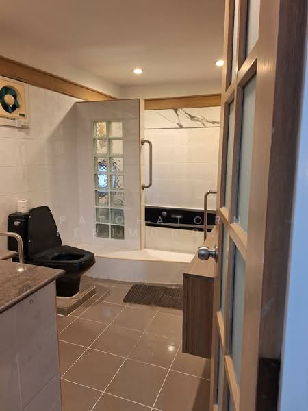 HouHouse for rent, 2 floors, 6 bedrooms, Soi Sukhumvit 71 (Soi Pridi Banomyong 42), Bangkok, สุขุมวิท, Khlong Tan Nua, Watthana, Bangkok, 6 Bedrooms, 300 sqm, Single Detached House For Rent, by Patchatorn Lertmongkolsomchok, 11824086 - DDproperty.com