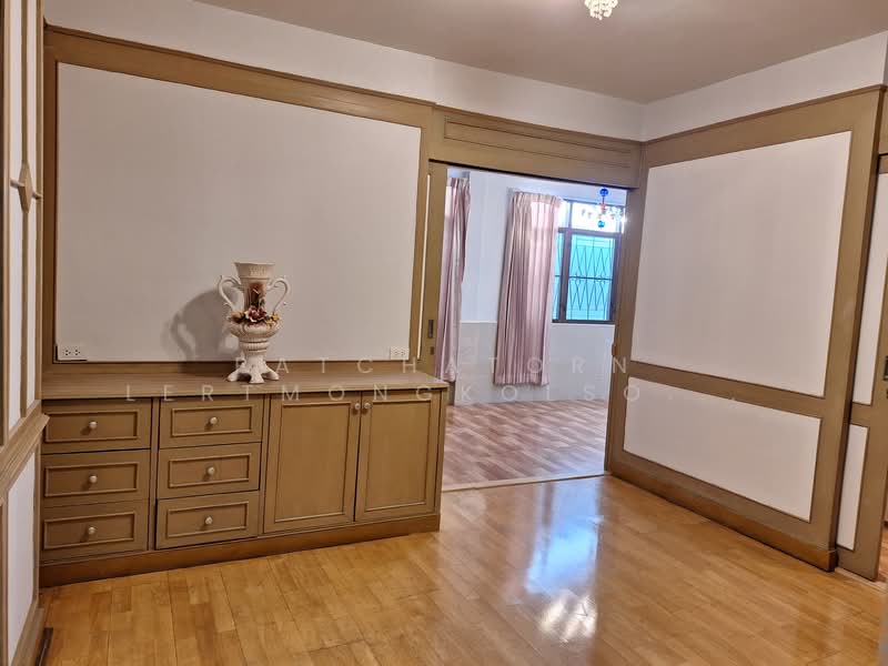 HouHouse for rent, 2 floors, 6 bedrooms, Soi Sukhumvit 71 (Soi Pridi Banomyong 42), Bangkok, สุขุมวิท, Khlong Tan Nua, Watthana, Bangkok, 6 Bedrooms, 300 sqm, Single Detached House For Rent, by Patchatorn Lertmongkolsomchok, 11824086 - DDproperty.com