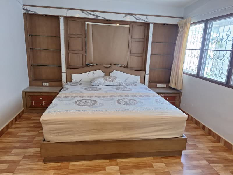 HouHouse for rent, 2 floors, 6 bedrooms, Soi Sukhumvit 71 (Soi Pridi Banomyong 42), Bangkok, สุขุมวิท, Khlong Tan Nua, Watthana, Bangkok, 6 Bedrooms, 300 sqm, Single Detached House For Rent, by Patchatorn Lertmongkolsomchok, 11824086 - DDproperty.com