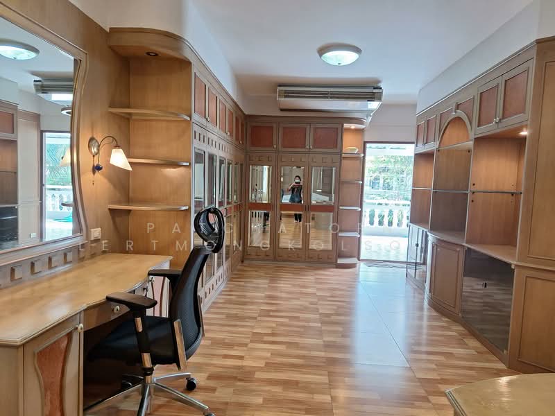 HouHouse for rent, 2 floors, 6 bedrooms, Soi Sukhumvit 71 (Soi Pridi Banomyong 42), Bangkok, สุขุมวิท, Khlong Tan Nua, Watthana, Bangkok, 6 Bedrooms, 300 sqm, Single Detached House For Rent, by Patchatorn Lertmongkolsomchok, 11824086 - DDproperty.com