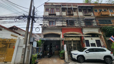 ขาย - อาคารพาณิชย์ 4 ชั้นครึ่ง ซอยพหลโยธิน24 แยก2 (หลังโลตัสลาดพร้าว) หลังริม, กรุงเทพ