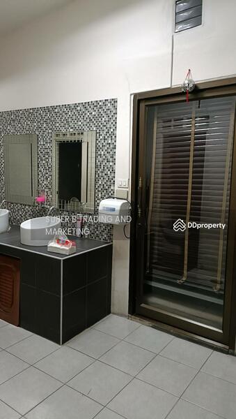 For Rent - Commercial building for rent, 2 booths, 35 sq.w., next to the Ratchayothin BTS, Bangkok
