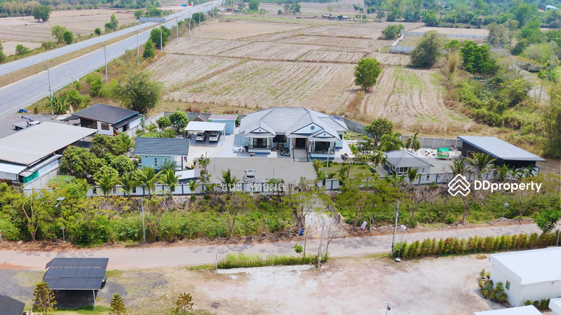 บ้านเดี่ยวหลังใหญ่ สไตล์บ้านสวน ภาพถ่ายจากมุมสูง