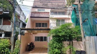 ขาย - พร้อมพงษ์ ขายทาวน์เฮ้าส์ 28 ตารางวา 4 ห้องนอน 3 ห้องน้ำ สภาพดี, กรุงเทพ