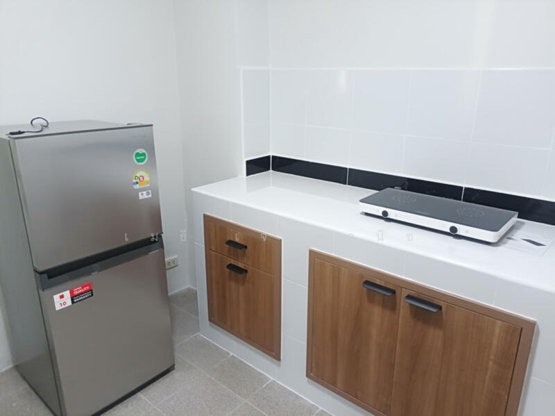 ตู้เย็น 2 ประตูและเตาไฟฟ้า