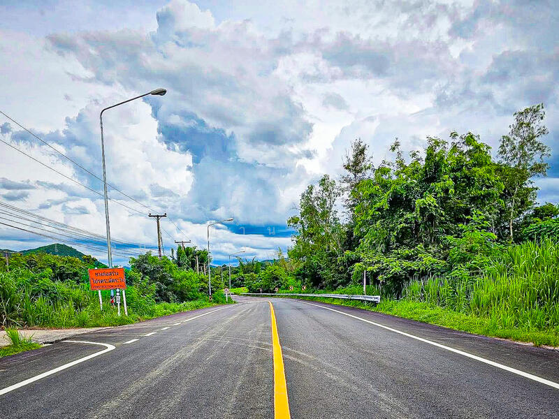 ขายที่ดินเพชรบุรี ติดถนนหลวง น้ำไฟเข้าถึง มีโฉนดพร้อม