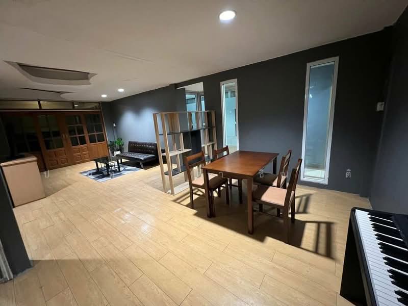 Single house Suthisan-Huai Khwang, Bangkok, Din Daeng, Din Daeng, Bangkok, 4 Bedrooms, 264 sqm, Single Detached House For Rent, by ปรินทร์ญาดา ชิณโชติ, 11846433 - DDproperty.com