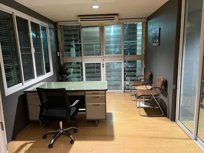 Single house Suthisan-Huai Khwang, Bangkok, Din Daeng, Din Daeng, Bangkok, 4 Bedrooms, 264 sqm, Single Detached House For Rent, by ปรินทร์ญาดา ชิณโชติ, 11846433 - DDproperty.com