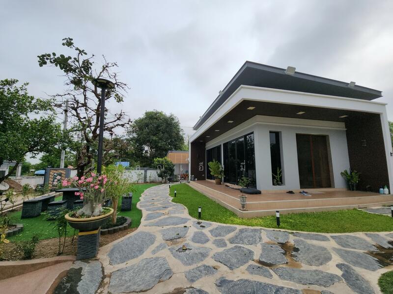 ขายบ้านชั้นเดียว โพธิ์กลาง เมืองโคราช | บ้านดีไซน์สวย พื้นที่กว้าง จัดผังเป็นสัดส่วน โซนทำงาน–สวน, Nakhon Ratchasima, Pho Klang, Muang Nakhon Ratchasima, Nakhon Ratchasima, 4 Bedrooms, 200 sqm, Single Detached House For Sale, by คุณเอ็มมี่, 11850272 - DDproperty.com