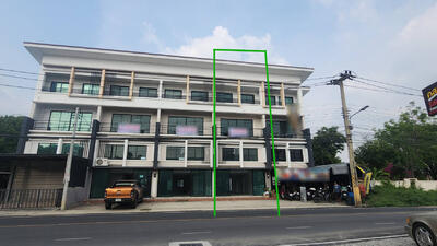 ขาย - ทาวน์โฮม 3 ชั้นครึ่ง ถนนลำลูกกาคลอง3 ใกล้โรงพยาบาลสินแพทย์, ปทุมธานี