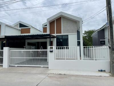 ขาย - บ้านแฝด 32.3 ตารางวาโครงการ บ้านบึง, ชลบุรี