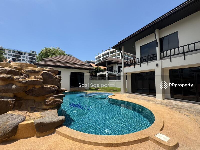 For Rent - Elegant 4 Bedrooms Pool Villa in Pratamnak, Chon Buri