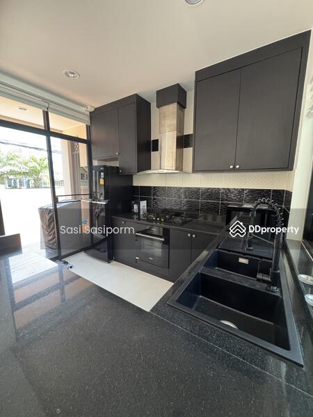 For Rent - Elegant 4 Bedrooms Pool Villa in Pratamnak, Chon Buri