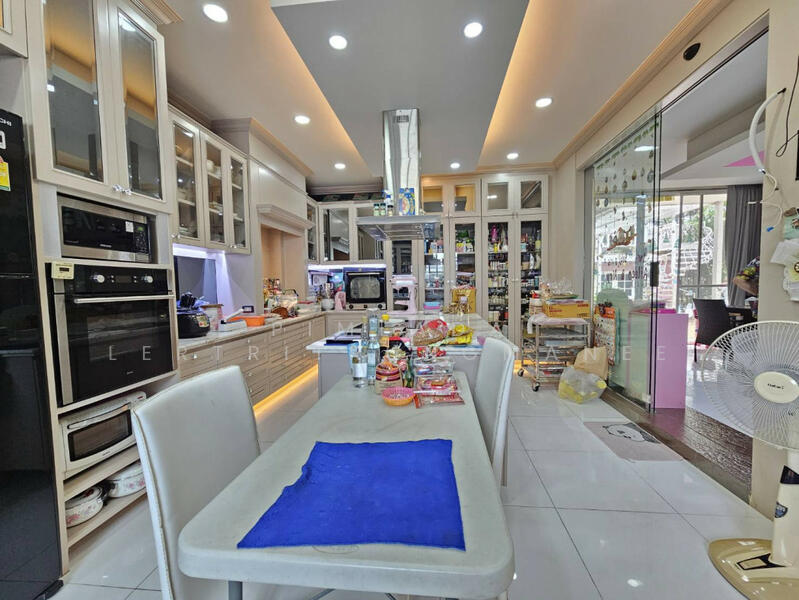 บ้านเดี่ยว 2 หลังติดกัน ซอยเทิดราชัน 21 ติดถนนเทิดราชัน, Bangkok, - -, Si Khan, Don Mueang, Bangkok, 5 Bedrooms, 540 sqm, Single Detached House For Sale, by Pimlada Lertritrungmanee, 11866467 - DDproperty.com