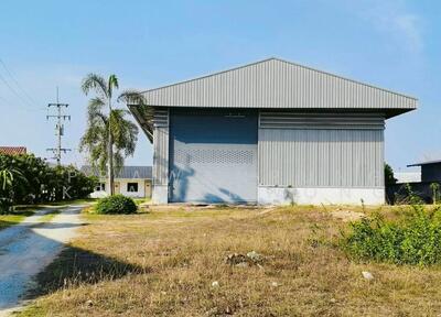 ขาย - ขายที่ดินพร้อมสิ่งปลูกสร้าง บนที่ดินขนาด 2ไร่ ใกล้นิคมปิ่นทอง1 ศรีราชา ชลบุรี CODE:PP1-W708-0425, ชลบุรี