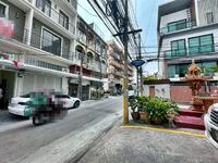 ขาย - ขายอาคารพาณิชย์ 4.5 ชั้น รีโนเวทใหม่ ถนนประชาสงเคราะห์ พร้อมที่จอดรถ, กรุงเทพ