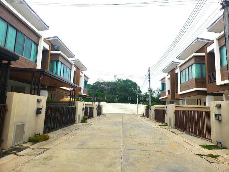 บ้านแฝด 2 ชั้น แปลงมุม ในโครงการบ้านแสนรัก บันไดม้า ปากช่อง บ้านพร้อมอยู่ ฟังก์ชันใหญ่, Nakhon Ratchasima, Pak Chong, Nakhon Ratchasima, 4 Bedrooms, 146 sqm, Townhouse For Sale, by คุณเอ็มมี่, 11872328 - DDproperty.com