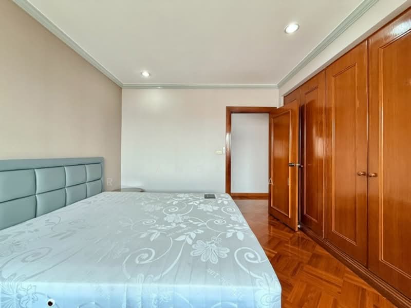 Royal Kensington Mansion, Bangkok, 5/2 Soi Ekkamai 10, Khlong Tan Nua, Watthana, Bangkok, 3 Bedrooms, 200 sqm, Condo For Rent, by Bangkok Residential, 11873360 - DDproperty.com