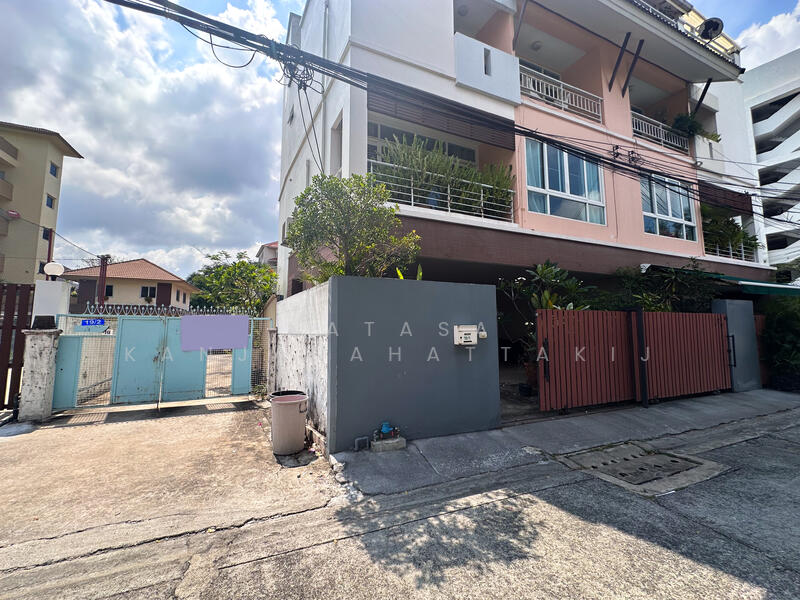 EKKAMAI 8 HOUSE, Bangkok, 19/2 เอกมัย 8, Phra Kanong Nua, Watthana, Bangkok, 3 Bedrooms, 200 sqm, Single Detached House For Sale, by Natasa Kanjanahattakij, 11876625 - DDproperty.com