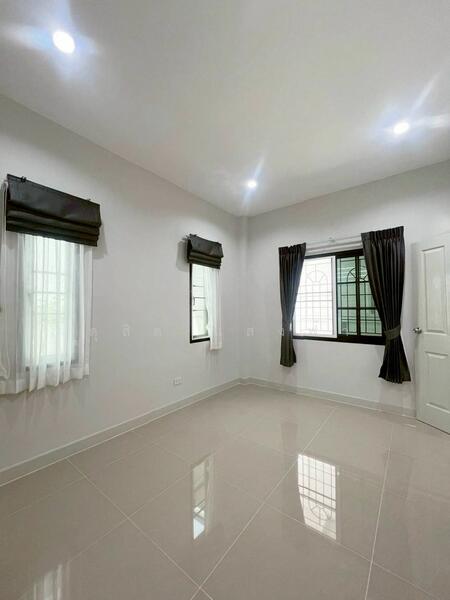 ให้เช่าบ้านแฝดใหม่ ม.น็อตติ้งฮิลล์ ปลวกแดง-วังแขยง, Rayong, Pluak Daeng, Rayong, 2 Bedrooms, 120 sqm, Single Detached House For Rent, by Dusit Saengfa, 11880441 - DDproperty.com