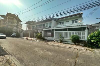 ขาย - ขายทาวน์เฮ้าส์ 2 ชั้น 28 ตารางวา ซอยลาดพร้าว 51 ถนนลาดพร้าว, กรุงเทพ