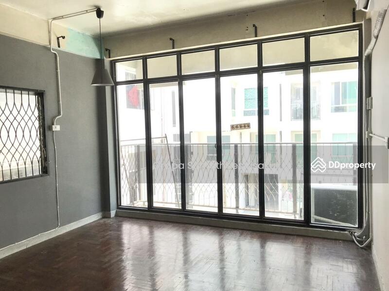 ให้เช่า - 5-Br Townhouse near BTS Chong Nonsi, กรุงเทพ