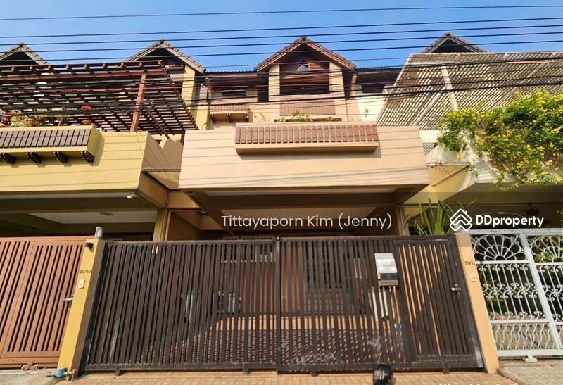 For Rent - ทาวน์โฮม 3 ชั้น รีโนเวทใหม่ ให้เช่า 5 ห้องนอน 5 ห้องน้ำ 2 ที่จอดรถ ใกล้โรงเรียนนานาชาติรีเจ้นท์, Bangkok
