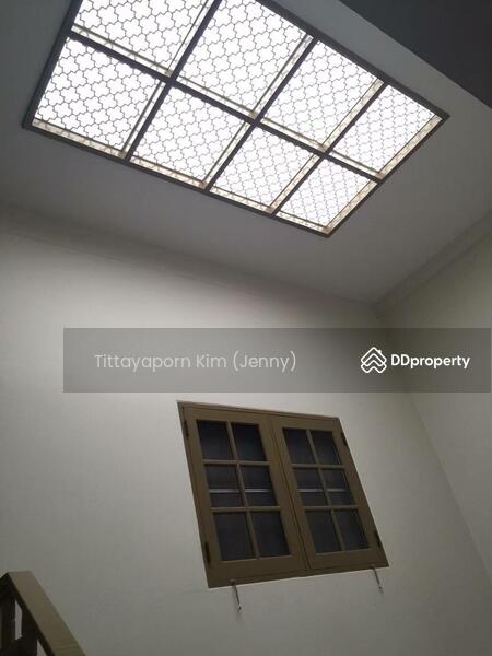 For Rent - ทาวน์โฮม 3 ชั้น รีโนเวทใหม่ ให้เช่า 5 ห้องนอน 5 ห้องน้ำ 2 ที่จอดรถ ใกล้โรงเรียนนานาชาติรีเจ้นท์, Bangkok