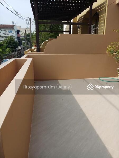 For Rent - ทาวน์โฮม 3 ชั้น รีโนเวทใหม่ ให้เช่า 5 ห้องนอน 5 ห้องน้ำ 2 ที่จอดรถ ใกล้โรงเรียนนานาชาติรีเจ้นท์, Bangkok