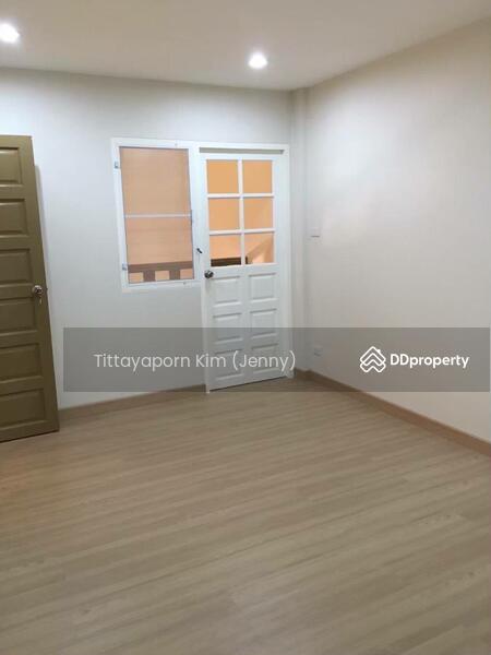 For Rent - ทาวน์โฮม 3 ชั้น รีโนเวทใหม่ ให้เช่า 5 ห้องนอน 5 ห้องน้ำ 2 ที่จอดรถ ใกล้โรงเรียนนานาชาติรีเจ้นท์, Bangkok