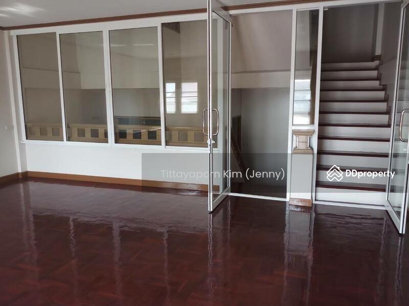 For Rent - ทาวน์โฮม 3 ชั้น รีโนเวทใหม่ ให้เช่า 5 ห้องนอน 5 ห้องน้ำ 2 ที่จอดรถ ใกล้โรงเรียนนานาชาติรีเจ้นท์, Bangkok
