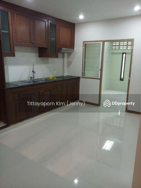 For Rent - ทาวน์โฮม 3 ชั้น รีโนเวทใหม่ ให้เช่า 5 ห้องนอน 5 ห้องน้ำ 2 ที่จอดรถ ใกล้โรงเรียนนานาชาติรีเจ้นท์, Bangkok