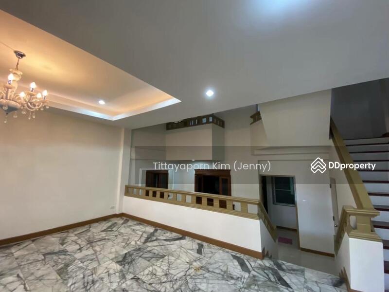 For Rent - ทาวน์โฮม 3 ชั้น รีโนเวทใหม่ ให้เช่า 5 ห้องนอน 5 ห้องน้ำ 2 ที่จอดรถ ใกล้โรงเรียนนานาชาติรีเจ้นท์, Bangkok