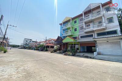 ขาย - ขายอาคารพาณิชย์ 4 ชั้น 18.3 ตารางวา รุ่งเรืองเฮาส์ 1 ซอยไสวประชาราษฎร์, ปทุมธานี